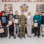 Будущие защитники Отечества получили приглашения на «День призывника» в Татарске